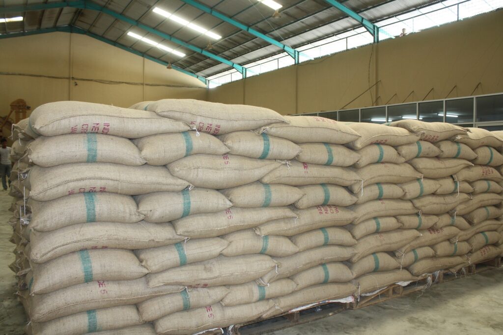 warehouse-g8b114011f_1920-1024x683